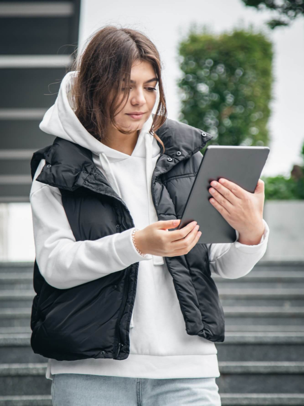 business-young-woman-with-a-tablet-on-the-background-of-the-building-1-1.jpg